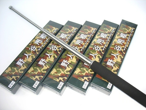 如何使用伸縮甩棍？